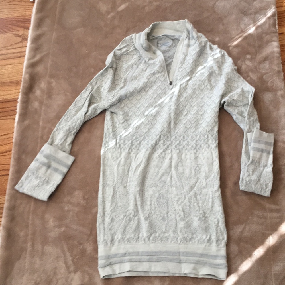 Athleta light gray patterned  base layers top sz S